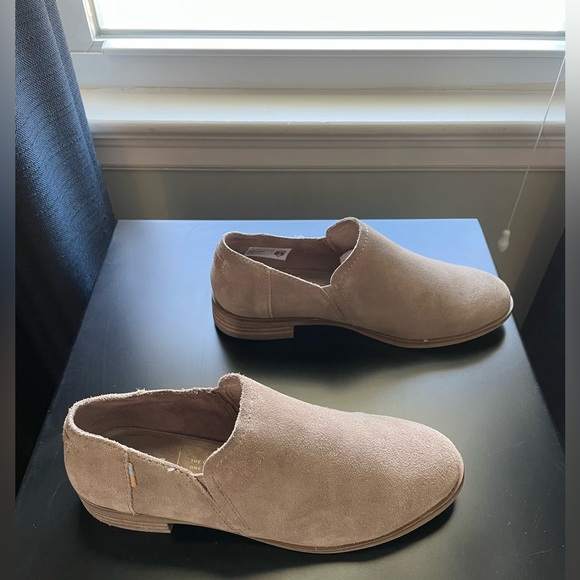 Women’s size 5.5 Toms Shaye Low taupe gray suede - Picture 2 of 6